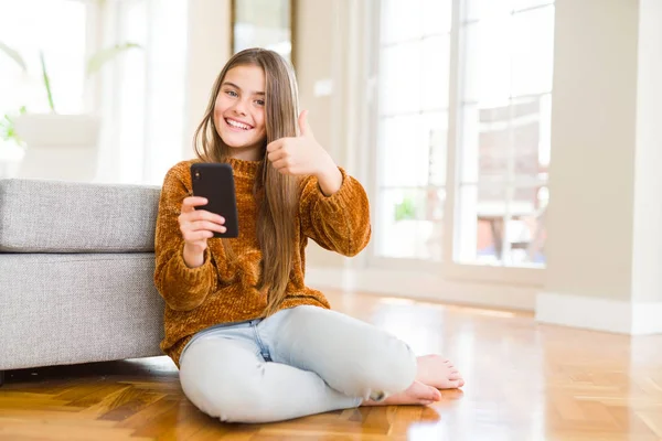 Menina Bonita Criança Enviando Uma Mensagem Usando Smartphone Feliz Com — Fotografia de Stock