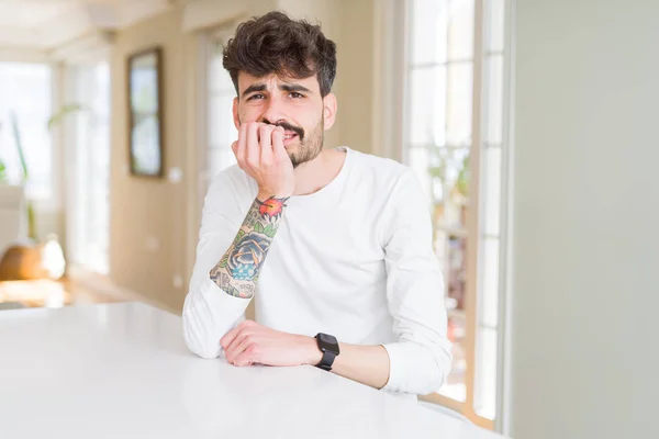 Hombre Joven Con Camisa Casual Sentado Mesa Blanca Mirando Estresado — Foto de Stock