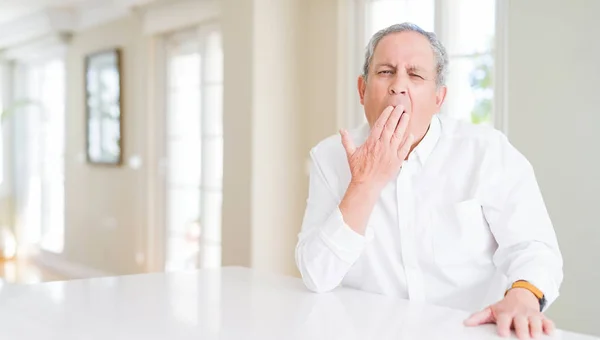 Hombre Mayor Guapo Casa Aburrido Bostezando Cansado Cubriendo Boca Con — Foto de Stock