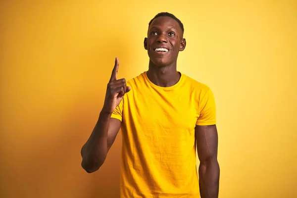 Zole Sarı Arka Plan Üzerinde Ayakta Rahat Shirt Giyen Genç — Stok fotoğraf