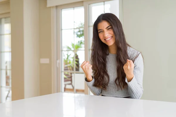 Joven Hermosa Mujer Casa Muy Feliz Emocionada Haciendo Gesto Ganador —  Fotos de Stock