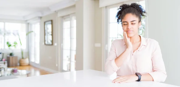 Weitwinkel Der Schönen Afrikanisch Amerikanischen Frau Mit Afro Haaren Berührt — Stockfoto