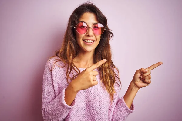 Jovem Mulher Bonita Vestindo Óculos Sol Moda Sobre Rosa Isolado — Fotografia de Stock