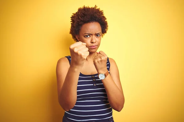 Beauitul Mulher Americana Africana Vestindo Camiseta Verão Sobre Fundo Amarelo — Fotografia de Stock