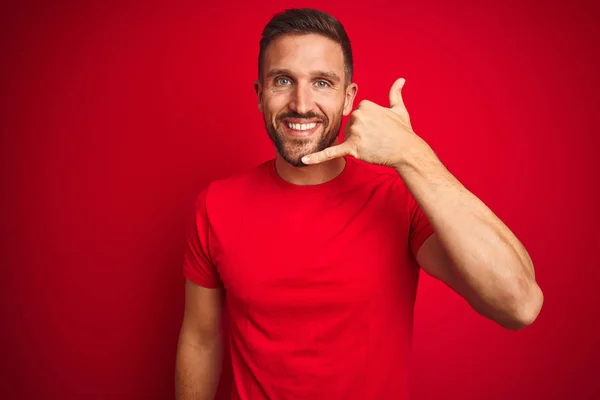 Joven Hombre Guapo Con Camiseta Casual Sobre Fondo Rojo Aislado — Foto de Stock