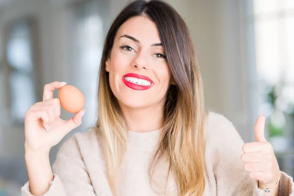 Jovem Mulher Bonita Segurando Ovo Fresco Casa Feliz Com Grande — Fotografia de Stock