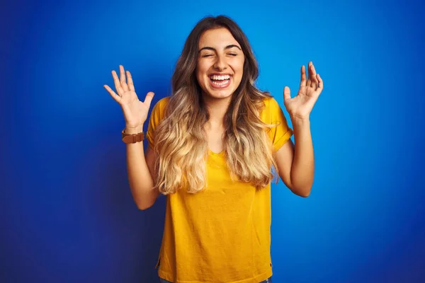 Jovem Mulher Bonita Vestindo Camiseta Amarela Sobre Fundo Isolado Azul — Fotografia de Stock