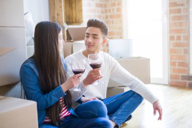 Genç Asya çift oturma üzerinde the zemin arasında yeni daire civarı