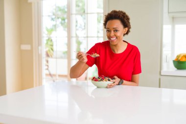 Hea yeme afro saçlı genç güzel bir Afrikalı-Amerikalı kadın