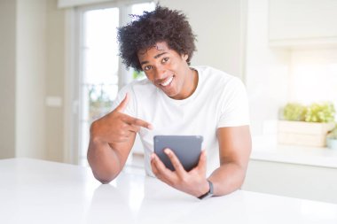 Touchpad masa kullanarak Afrikalı Amerikan adam çok mutlu el ve parmak ile işaret