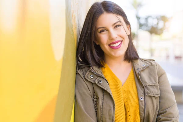 Mooie Jonge Vrouw Die Lacht Zelfverzekerd Vrolijke Leunend Gele Muur — Stockfoto