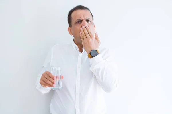 Mann Mittleren Alters Trinkt Ein Glas Wasser Über Weißem Hintergrund — Stockfoto
