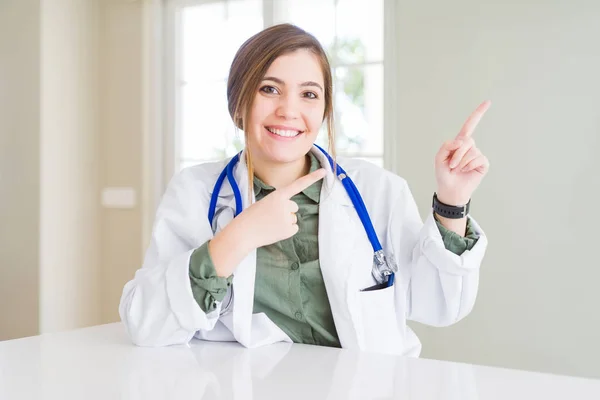 Vacker Ung Läkare Kvinna Bär Medicinsk Päls Och Stetoskop Leende — Stockfoto