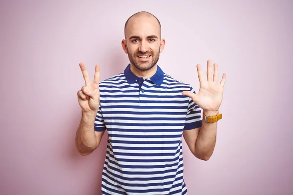 Junger Glatzköpfiger Mann Mit Bart Trägt Lässig Gestreiftes Blaues Shirt — Stockfoto