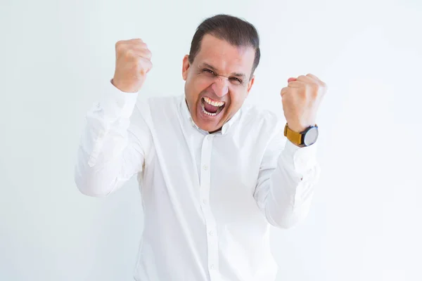 Homem de meia-idade comemorando e gritando feliz por vitória bem sucedida — Fotografia de Stock