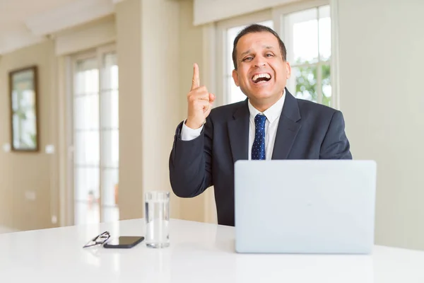 Człowiek Średnim Wieku Pracy Komputerem Laptop Wskazując Palec Górę Sukcesem — Zdjęcie stockowe