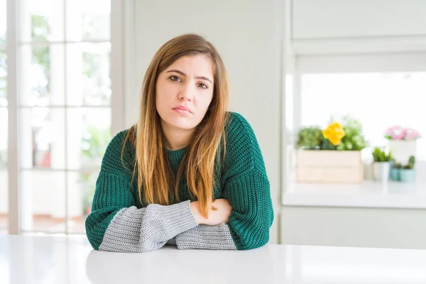 Jeune Belle Femme Taille Portant Pull Rayé Décontracté Air Somnolent — Photo