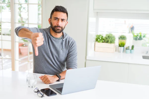 Hombre Hispano Guapo Trabajando Con Computadora Portátil Con Cara Enojada — Foto de Stock