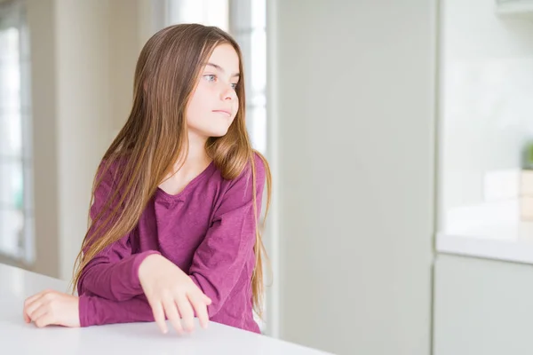 Schöne Junge Mädchen Kind Auf Weißem Tisch Mit Blick Zur — Stockfoto