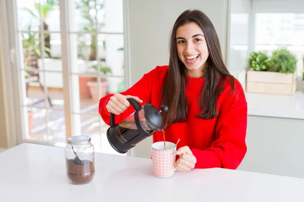 Mladá krásná žena s úsměvem na kávu, připravuje — Stock fotografie