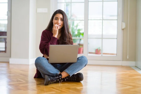 Mladá Žena Používající Počítačový Laptop Který Sedí Podlaze Nervózní Rukama — Stock fotografie