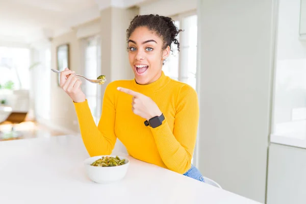 Young African American Woman Eating Healthy Green Vegatables Very Happy — Stock Photo, Image