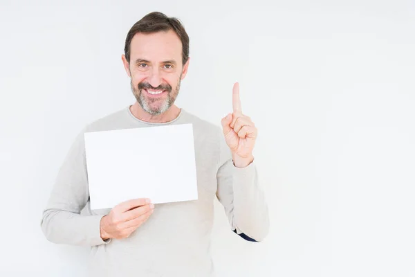 Senior Mann Hält Leeres Blatt Papier Über Isolierten Hintergrund Überrascht — Stockfoto