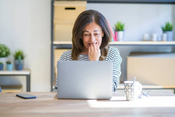 Donna Anziana Mezza Età Seduta Tavola Casa Lavorare Con Computer — Foto Stock