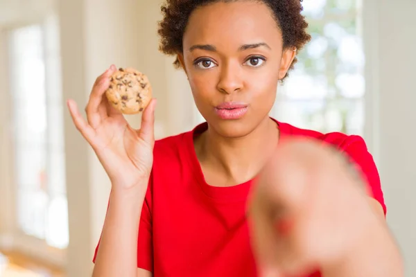 Unga Afroamerikanska Kvinna Äta Choklad Chips Cookies Pekar Med Fingret — Stockfoto