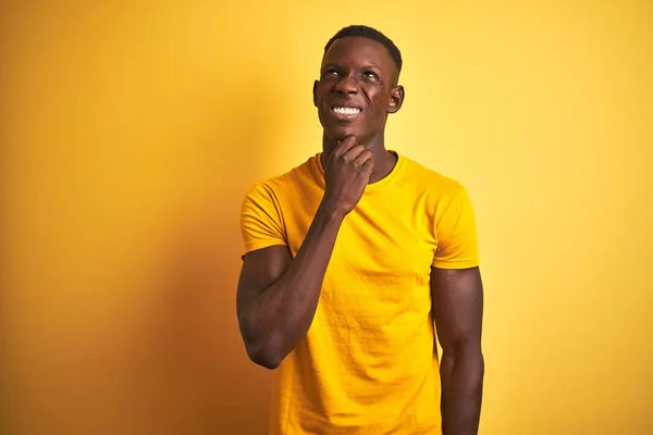 Jonge Afro Amerikaanse Man Dragen Casual Shirt Staande Geïsoleerde Gele — Stockfoto