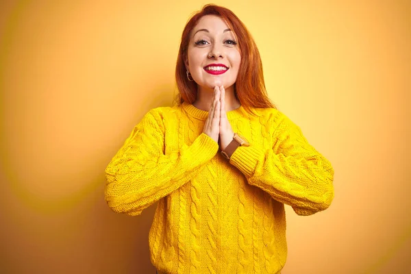 Piękna Ruda Kobieta Ubrana Zimowy Sweter Stojący Nad Białym Żółtym — Zdjęcie stockowe