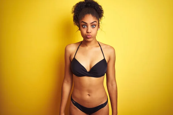 Mujer Afroamericana Vacaciones Vistiendo Bikini Pie Sobre Fondo Amarillo Aislado —  Fotos de Stock