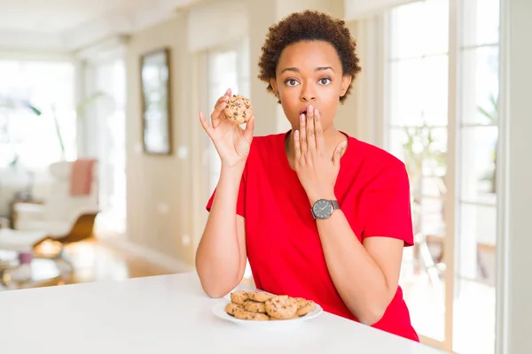 Ung Afrikansk Amerikansk Kvinna Äter Choklad Chips Cookies Täcka Munnen — Stockfoto
