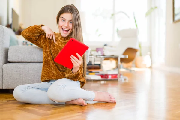 Hermosa Niña Usando Tableta Táctil Digital Sentada Suelo Con Cara —  Fotos de Stock