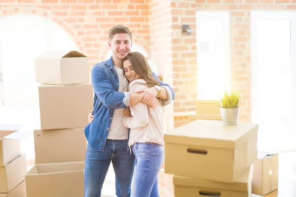 Belo jovem casal se mudando para uma nova casa, de pé na nova apa — Fotografia de Stock