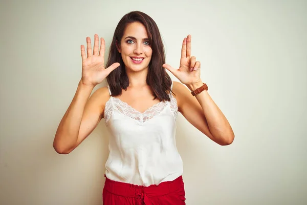 Jonge Mooie Vrouw Dragen Shirt Staande Witte Geïsoleerde Achtergrond Tonen — Stockfoto