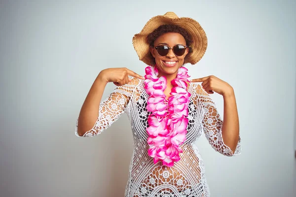 Ung Afrikansk Amerikansk Kvinna Med Afro Hår Bär Blomma Hawaiian — Stockfoto