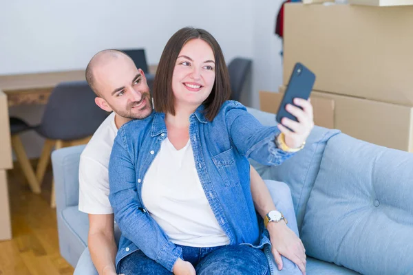 Junges Paar Sitzt Neuen Zuhause Auf Dem Sofa Und Macht — Stockfoto