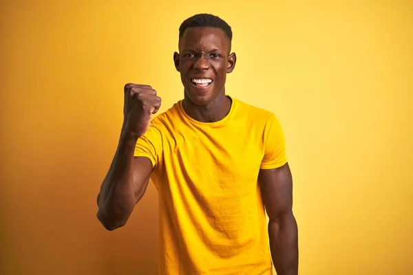 Jeune Homme Afro Américain Portant Shirt Décontracté Debout Sur Fond — Photo