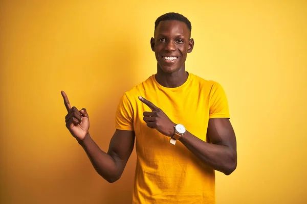 Joven Hombre Afroamericano Con Camiseta Casual Pie Sobre Fondo Amarillo —  Fotos de Stock