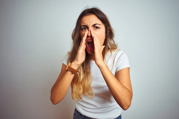 Junge Schöne Frau Trägt Legeres Weißes Shirt Über Isoliertem Hintergrund — Stockfoto