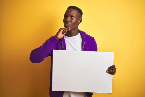 Homme Afro Américain Tenant Bannière Debout Sur Fond Jaune Isolé — Photo