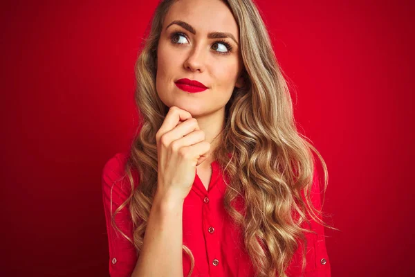 Junge Schöne Frau Die Über Rotem Isoliertem Hintergrund Steht Ernstes — Stockfoto