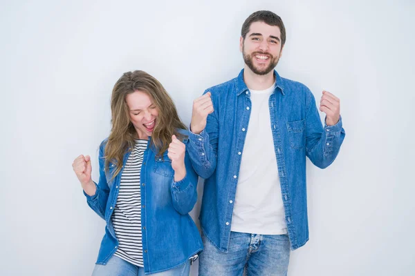 Jovem Belo Casal Juntos Sobre Fundo Isolado Branco Muito Feliz — Fotografia de Stock