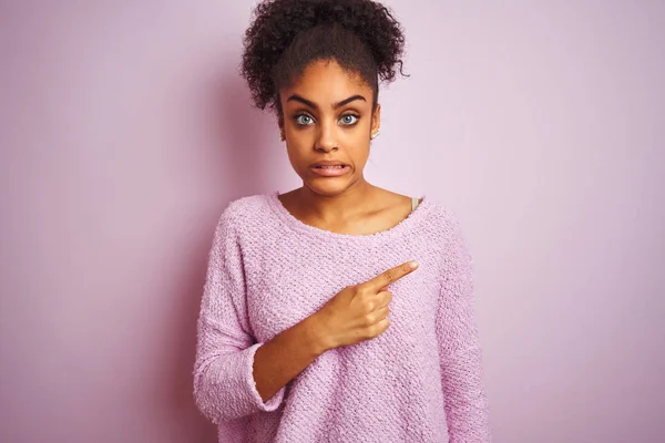Mujer Afroamericana Joven Vistiendo Suéter Invierno Pie Sobre Fondo Rosa —  Fotos de Stock