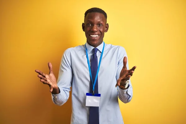 Hombre Negocios Afroamericano Con Tarjeta Identificación Sobre Fondo Amarillo Aislado —  Fotos de Stock