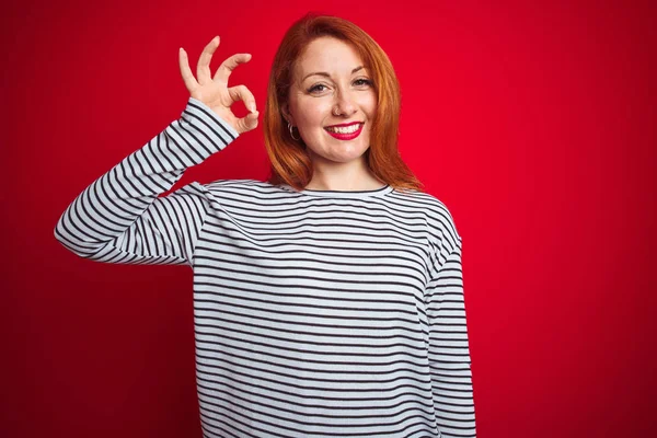 Junge Rothaarige Frau Trägern Marine Hemd Steht Über Rotem Isoliertem — Stockfoto