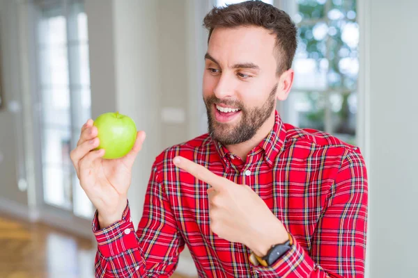 Bell Uomo Che Mangia Mela Verde Fresca Sana Molto Felice — Foto Stock