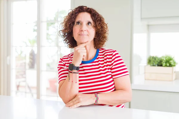 Bella Donna Anziana Seduta Casa Con Mano Sul Mento Pensando — Foto Stock