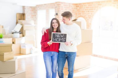 Güzel genç çift aşık içinde sarılmak ve tahta Mo tutarak